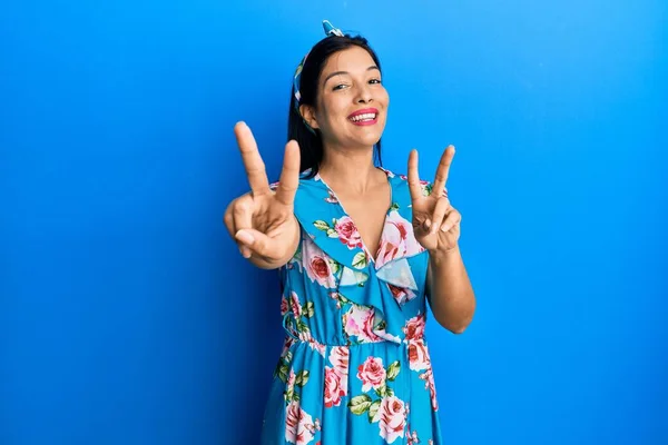 Mladá Latinská Žena Neformálním Oblečení Usmívající Kameru Ukazující Prsty Znamení — Stock fotografie