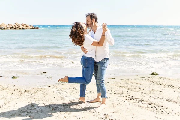 Middelbare Leeftijd Hispanic Paar Zoenen Knuffelen Het Strand — Stockfoto