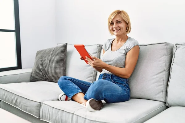 Blonde Frau Mittleren Alters Lächelt Selbstbewusst Mit Touchpad Hause — Stockfoto