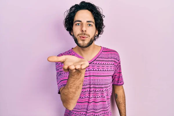 Bonito Homem Hispânico Vestindo Camisa Rosa Casual Olhando Para Câmera — Fotografia de Stock