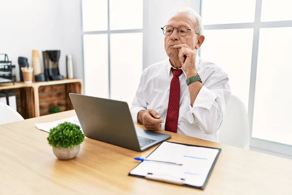 Homem Sênior Trabalhando Escritório Usando Computador Portátil Boca Lábios Fechados — Fotografia de Stock