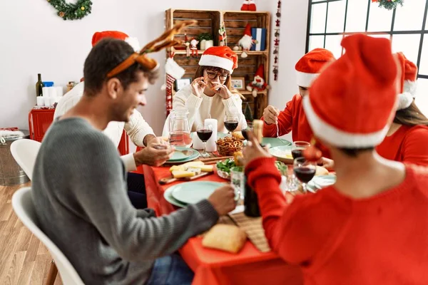 Groep Van Jonge Mensen Glimlachend Gelukkig Met Kerstdiner Thuis — Stockfoto