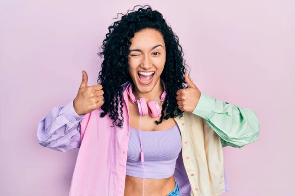 Junge Hispanische Frau Mit Lockigem Haar Macht Daumen Hoch Positive — Stockfoto