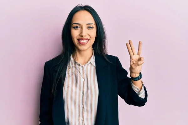 Молода Іспаномовна Дівчина Діловому Одязі Показує Вказує Пальцями Номер Три — стокове фото