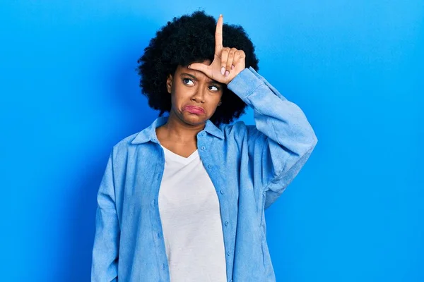 Ung Afrikansk Amerikansk Kvinna Klädd Avslappnade Kläder Gör Narr Människor — Stockfoto