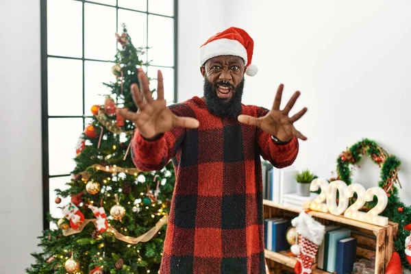 African American Man Wearing Santa Claus Hat Standing Christmas Tree — Fotografia de Stock
