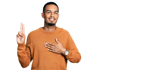 Genç Afro Amerikan Bir Adam Günlük Kıyafetler Giymiş Gülümsüyor Elleri — Stok fotoğraf