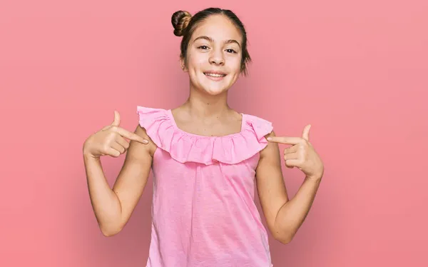 Mooi Brunette Klein Meisje Dragen Zomer Roze Shirt Kijken Zelfverzekerd — Stockfoto