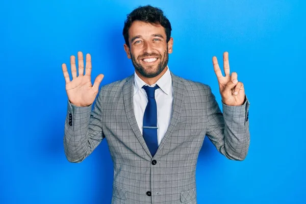 Sakallı Takım Elbiseli Kravatlı Yakışıklı Adam Yedinci Parmaklarını Gösterip Gösterirken — Stok fotoğraf