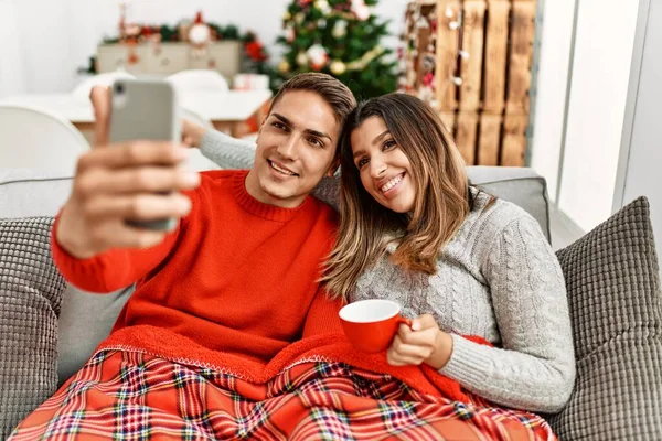 Casal Jovem Usando Smartphone Beber Café Sentado Sofá Casa — Fotografia de Stock