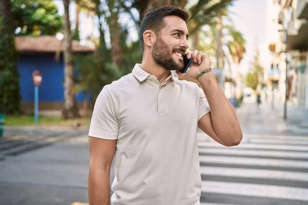 Junger Hispanischer Mann Lächelt Selbstbewusst Und Spricht Auf Der Straße — Stockfoto