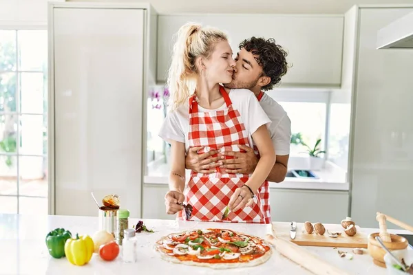 Casal Jovem Beijando Abraçando Cozinhar Pizza Italiana Cozinha — Fotografia de Stock