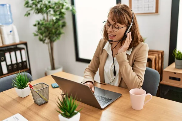 Jonge Blanke Call Center Agent Vrouw Glimlachend Gelukkig Werken Kantoor — Stockfoto