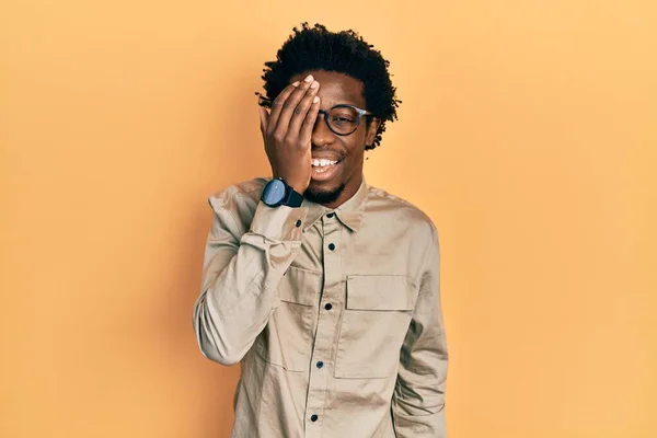 Jovem Afro Americano Vestindo Roupas Casuais Óculos Cobrindo Olho Com — Fotografia de Stock