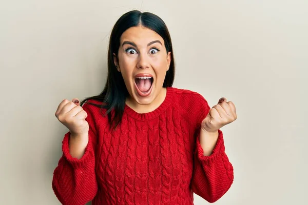 Mooie Brunette Vrouw Dragen Wol Winter Trui Vieren Verrast Verbaasd — Stockfoto