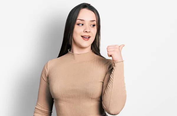 Ung Latinamerikansk Kvinna Casual Kläder Pekar Tumme Upp Till Sidan — Stockfoto