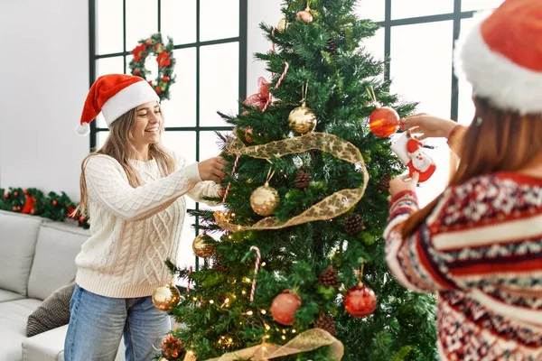 Mujer Pareja Sonriendo Confiado Decorando Árbol Navidad Casa — Foto de Stock