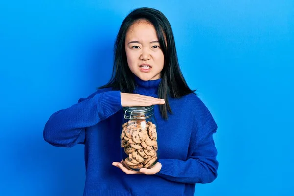 Jong Chinees Meisje Met Een Pot Chocolade Chips Koekjes Clueless — Stockfoto