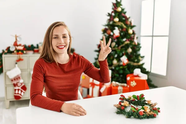 Kaukasische Junge Blonde Frau Sitzt Auf Dem Tisch Weihnachtsbaum Und — Stockfoto