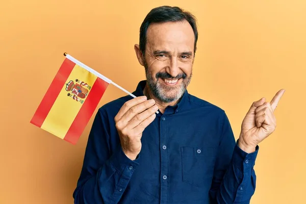 Středověký Hispánec Drží Španělskou Vlajku Šťastně Úsměvem Ukazuje Rukou Prstem — Stock fotografie