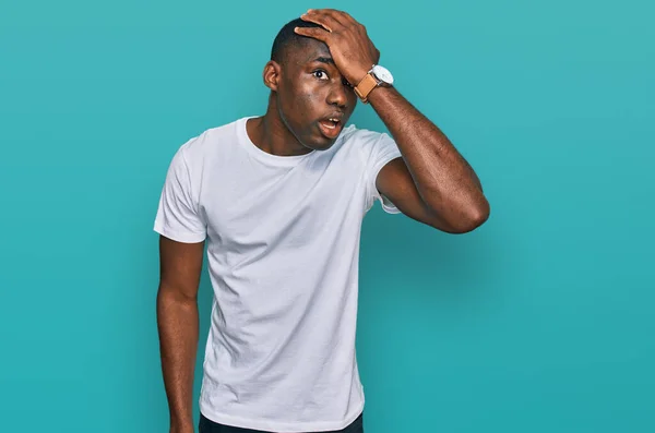 Jovem Afro Americano Vestindo Camisa Branca Casual Surpreso Com Mão — Fotografia de Stock