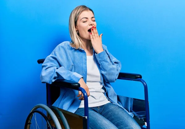 Красивая Белая Женщина Сидящая Инвалидной Коляске Скучает Зевая Усталым Прикрывающим — стоковое фото