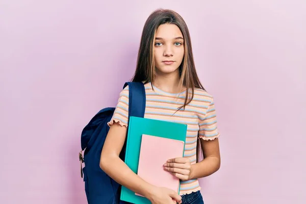 Junge Brünette Mädchen Mit Studenten Rucksack Und Bücher Denken Haltung — Stockfoto