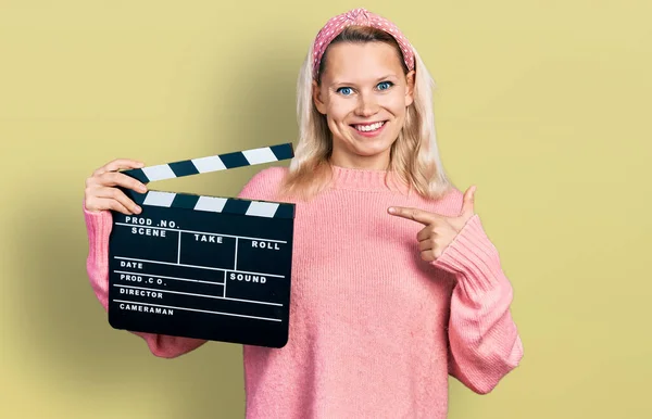Young Caucasian Woman Holding Video Film Clapboard Smiling Happy Pointing — ストック写真