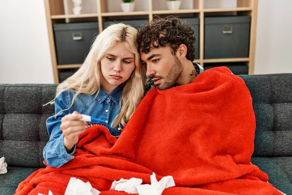 Pareja Joven Enferma Midiendo Temperatura Usando Termómetro Casa — Foto de Stock