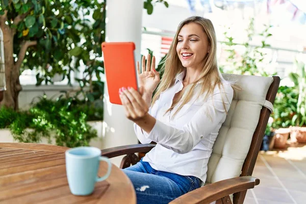 Jovem Loira Sorrindo Feliz Usando Touchpad Sentado Mesa Terraço — Fotografia de Stock