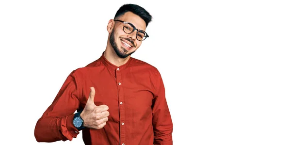 Junger Hispanischer Mann Mit Bart Businesshemd Und Brille Der Mit — Stockfoto