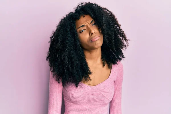 Африканская Американка Афро Волосами Обычной Розовой Рубашке Скептически Нервно Хмурясь — стоковое фото