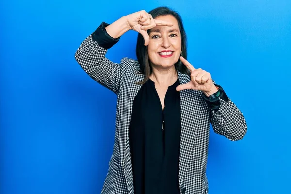 Middelbare Leeftijd Spaanse Vrouw Dragen Zakelijke Kleding Glimlachende Maken Frame — Stockfoto