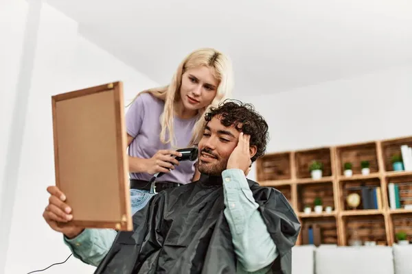 Jovem Mulher Cortando Cabelo Para Namorado Casa — Fotografia de Stock