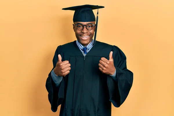 Молодий Афроамериканець Одягнений Випускний Кашкет Обрядовий Знак Успіху Робить Позитивний — стокове фото