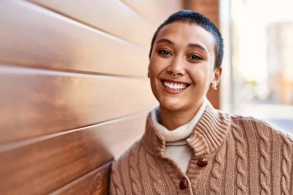 Hermosa Mujer Hispana Con Pelo Corto Sonriendo Feliz Aire Libre — Foto de Stock