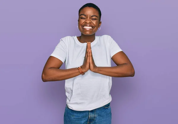 Mladý Africký Američan Žena Sobě Ležérní Bílé Tričko Modlí Rukama — Stock fotografie