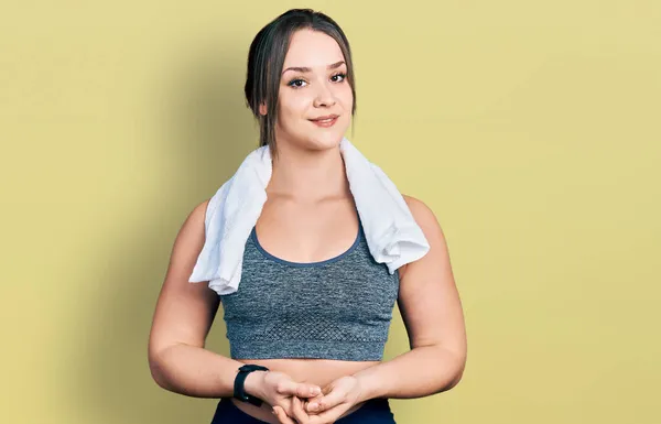 Ung Latinamerikansk Flicka Bär Sportkläder Och Handduk Med Händerna Tillsammans — Stockfoto