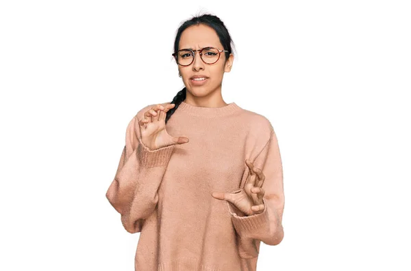 Junge Hispanische Mädchen Lässiger Kleidung Und Brille Angewidert Ausdruck Unzufrieden — Stockfoto