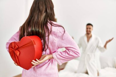 Genç İspanyol kadın yatak odasında sevgilisine sevgililer günü hediyesiyle sürpriz yapıyor..