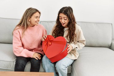 Genç bir kadın sevgilisine sevgililer günü hediyesiyle sürpriz yapıyor..