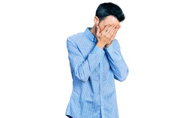 Sakallı, sıradan iş gömleği giyen, suratını elleriyle kapatıp ağlayan İspanyol bir adam. depresyon kavramı. 