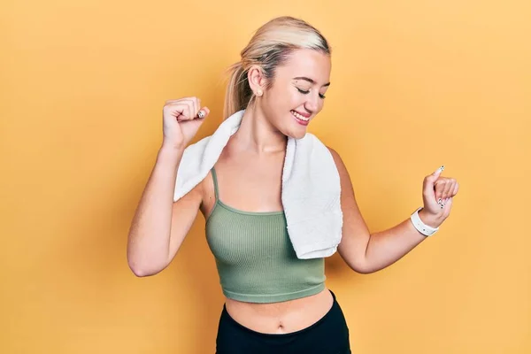 Jovem Loira Vestindo Roupas Esportivas Toalha Dançando Feliz Alegre Sorrindo — Fotografia de Stock