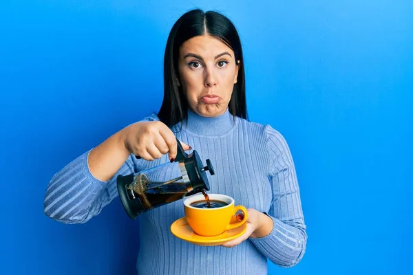 Fransız Kahve Makinesini Tutan Güzel Esmer Kadın Depresif Kahve Bardağına — Stok fotoğraf
