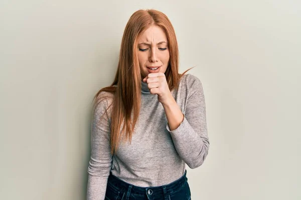 Junge Irin Lässiger Kleidung Fühlt Sich Unwohl Und Hustet Als — Stockfoto