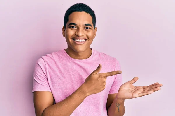 Jonge Knappe Latino Man Draagt Casual Roze Shirt Verbaasd Glimlachend — Stockfoto