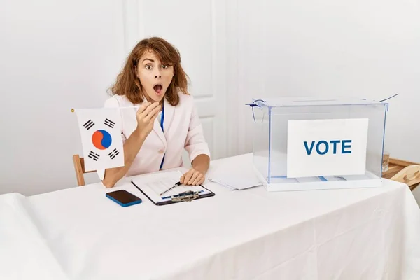 Mulher Branca Bonita Eleição Campanha Política Que Prende Bandeira Sul — Fotografia de Stock