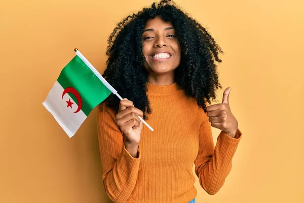African American Woman Afro Hair Holding Algeria Flag Smiling Happy — Stock Photo, Image