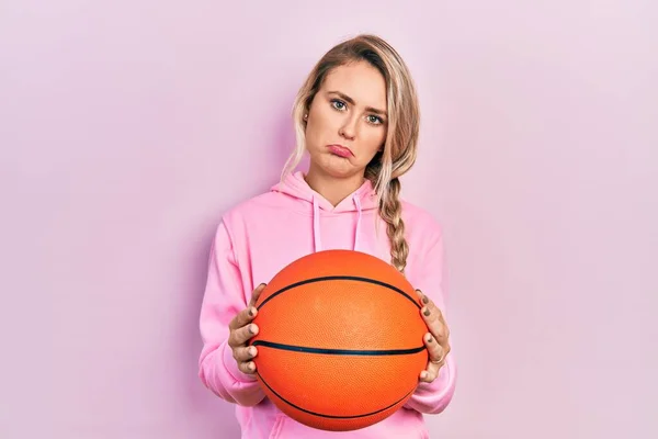 Hermosa Joven Rubia Sosteniendo Pelota Baloncesto Deprimida Preocupada Por Angustia — Foto de Stock