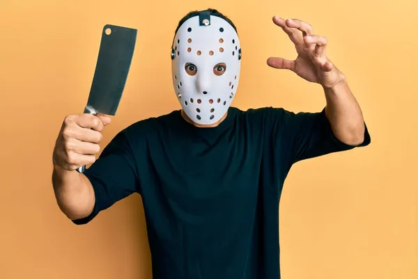 男を身に着けているホッケーマスク保持肉屋ナイフ見て危険で脅迫 — ストック写真
